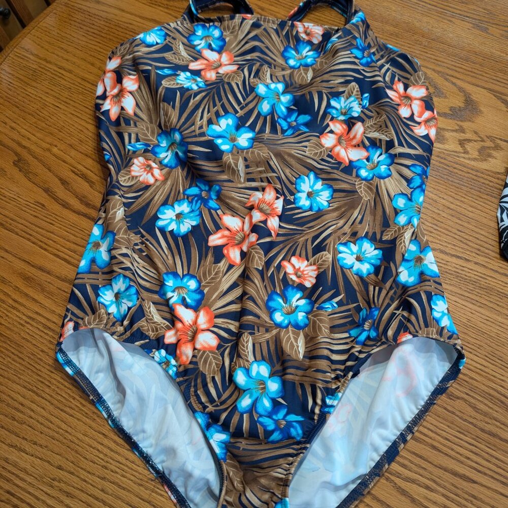 Land’s End Surplice underwire size 18 W floral one piece swimsuit